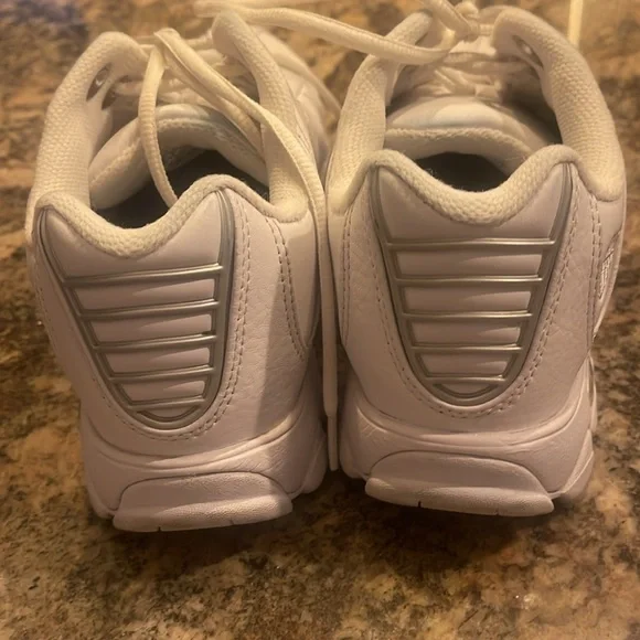 K Swiss shoes white size 8 very gently worn. - Picture 5 of 8